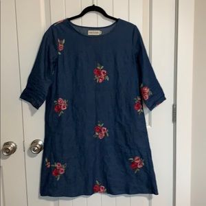 Chambray dress. Floral embroidered. Tunic.